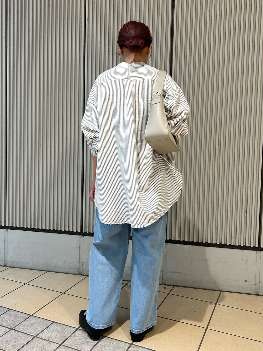 その他のシャツ/ブラウス、ブルー系のデニムパンツ、グレー系のハンドバッグを着用したレディースの秋コーディネートの2枚目の写真