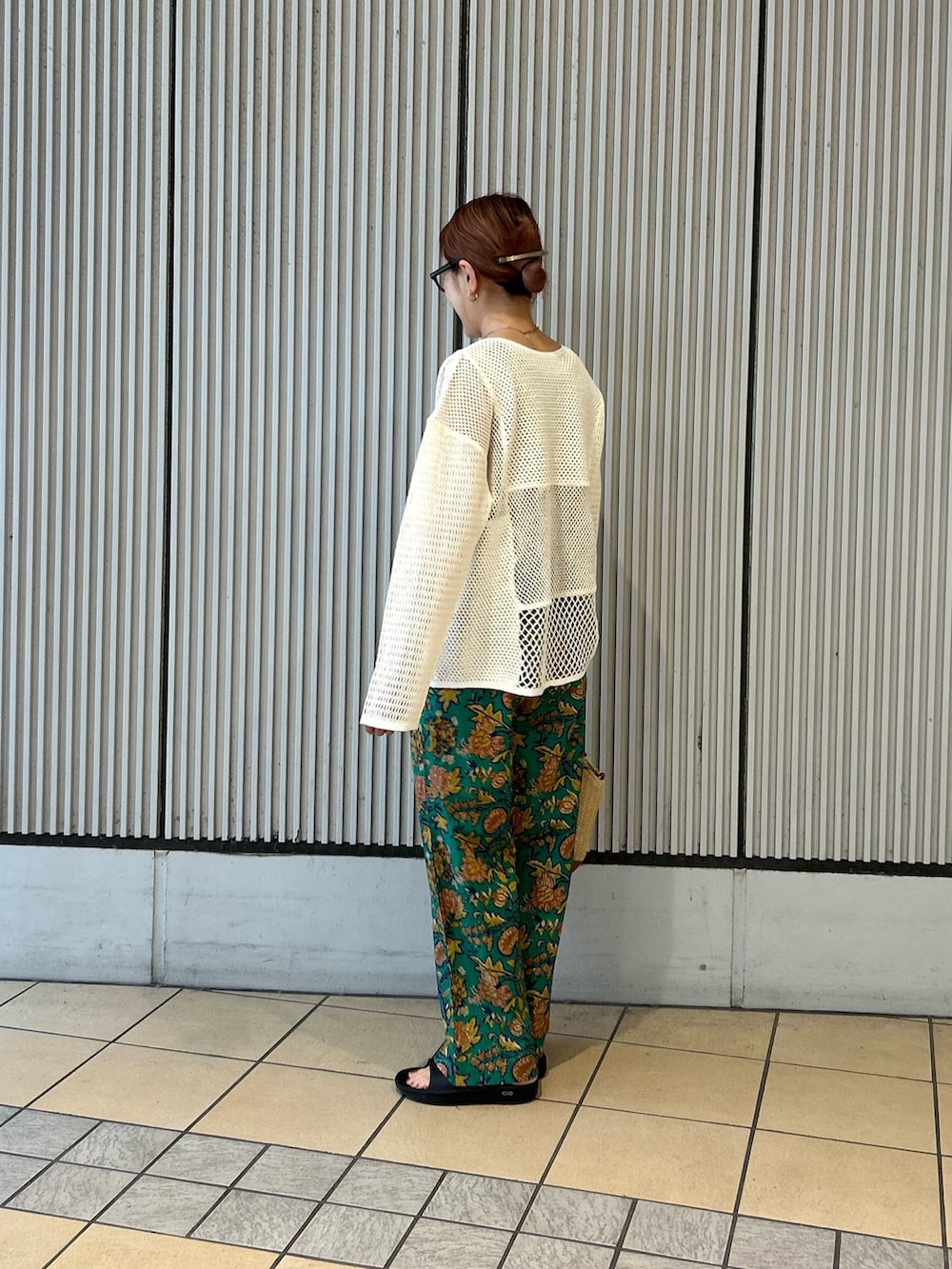 グリーン系のその他パンツ、ホワイト系のニット/セーター、イエロー系のショルダーバッグを着用したレディースの春コーディネートの2枚目の写真