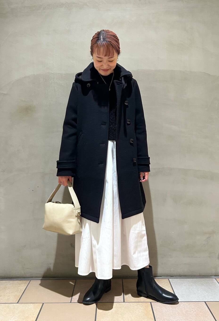 ブラック系のその他アウター、グレー系のブーツ、ブラック系のワンピースを着用したレディースの冬コーディネートの4枚目の写真