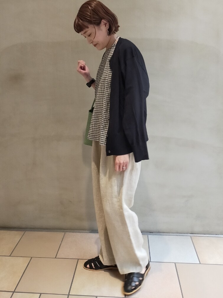 その他のシャツ/ブラウス、ベージュ系のその他パンツ、ブラック系のサンダルを着用したレディースの春コーディネートの3枚目の写真