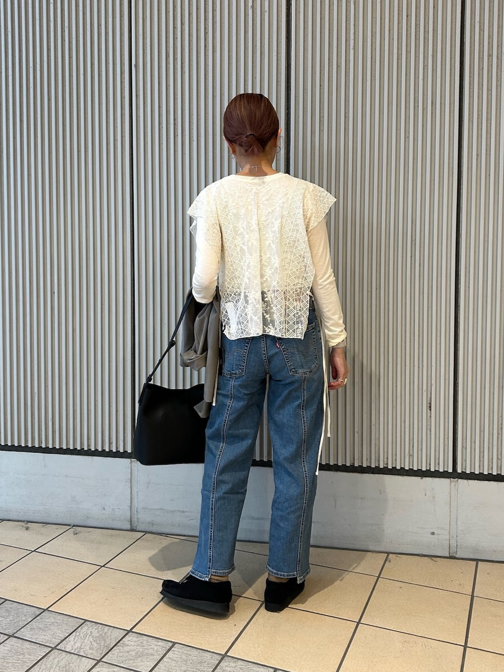 ブルー系のデニムパンツ、ホワイト系のTシャツ/カットソー、グレー系のその他アウターを着用したレディースの冬コーディネートの2枚目の写真