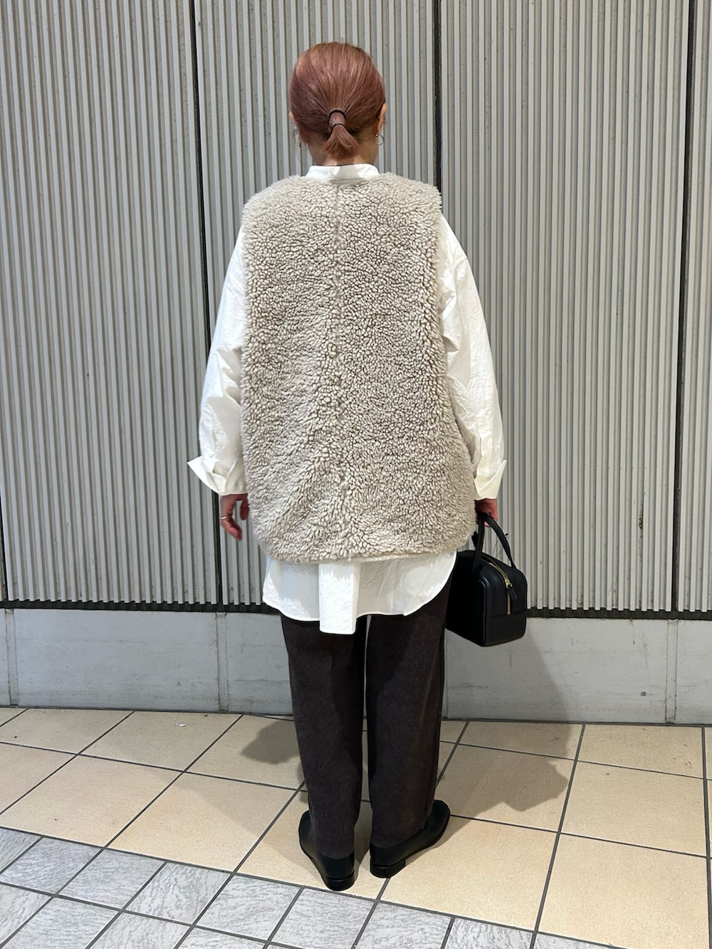 ホワイト系のシャツ/ブラウス、ブラウン系のその他パンツ、ブラック系のブーツを着用したレディースの秋コーディネートの3枚目の写真