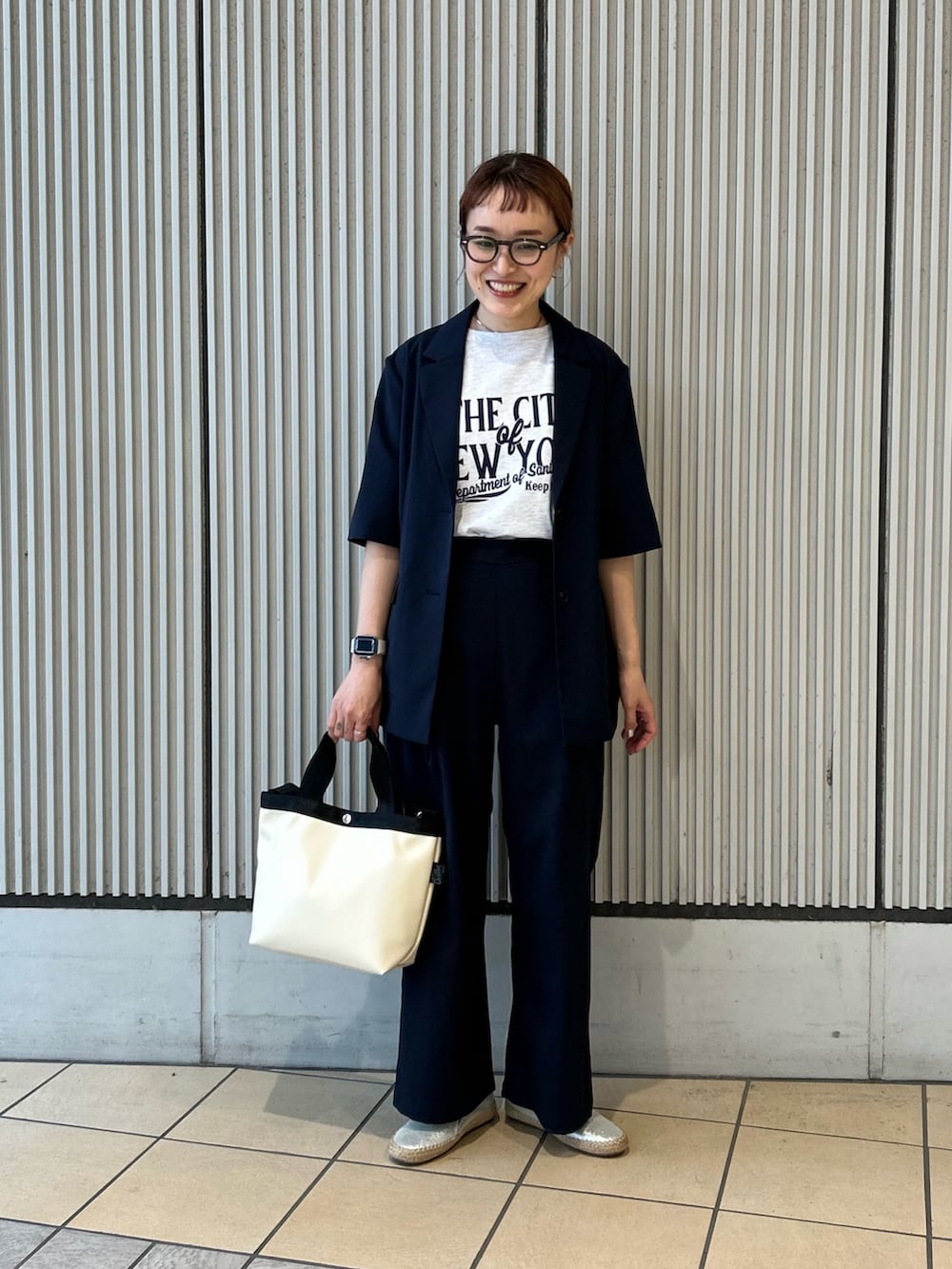 ブルー系のその他アウター、ブルー系のその他パンツ、シルバー系のスリッポンを着用したレディースの春コーディネートの4枚目の写真