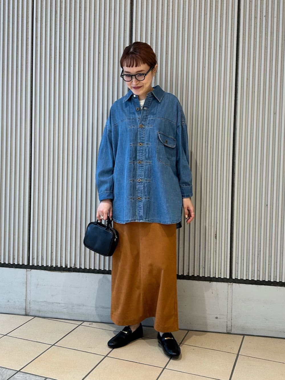 ブルー系のシャツ/ブラウス、ブラック系のローファー、ホワイト系のTシャツ/カットソーを着用したレディースの春コーディネートの3枚目の写真