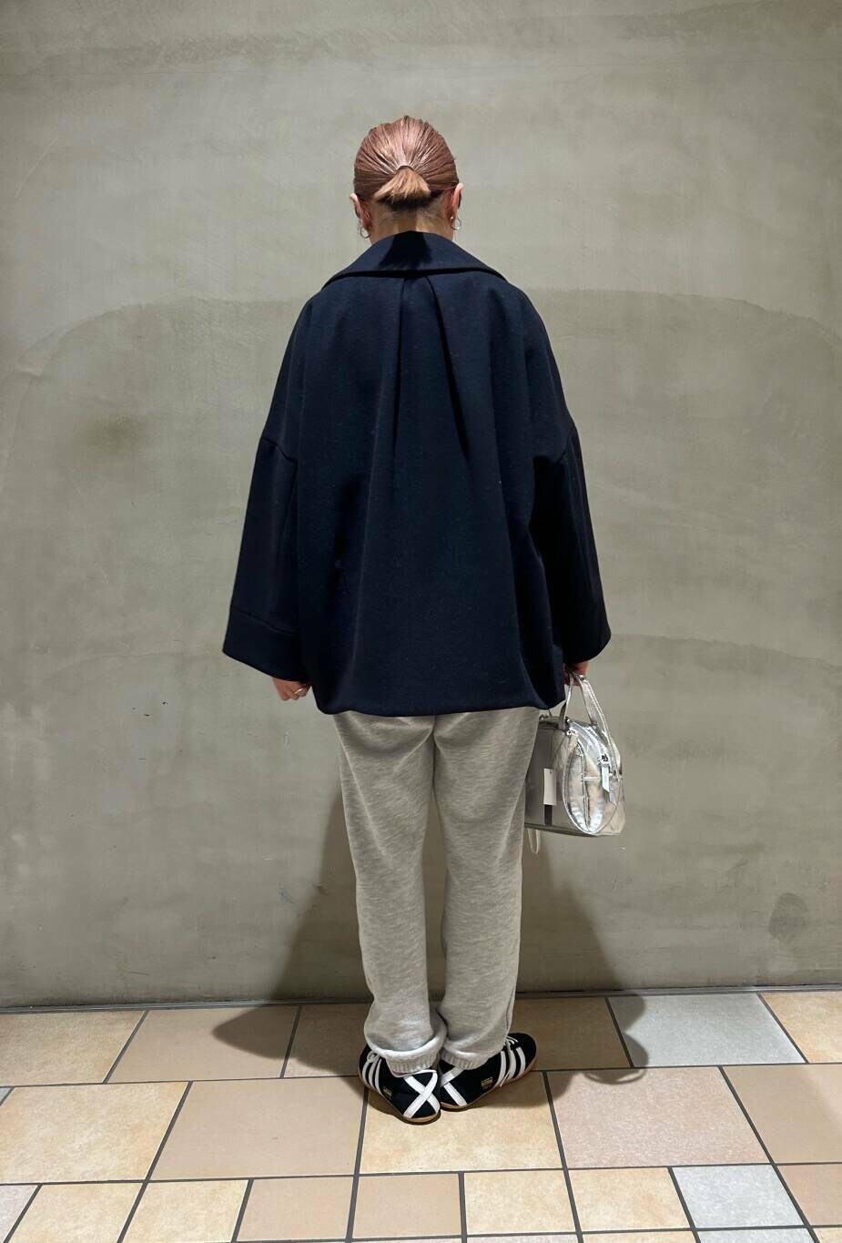 ブルー系のニット/セーター、ブルー系のその他アウター、シルバー系のショルダーバッグを着用したレディースの冬コーディネートの5枚目の写真