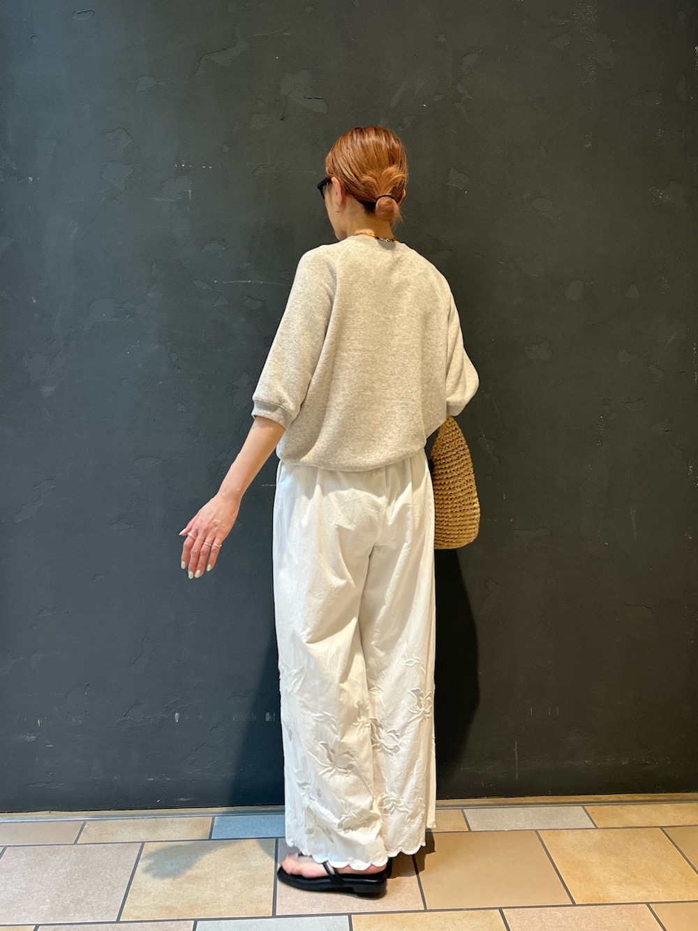 グレー系のスウェット、ホワイト系のその他パンツ、ブラック系のサンダルを着用したレディースの春コーディネートの2枚目の写真