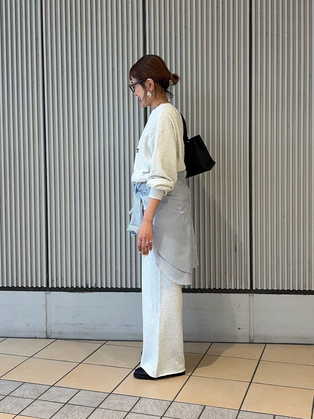 ホワイト系のスウェット、ホワイト系のその他パンツ、ブルー系のシャツ/ブラウスを着用したレディースの秋コーディネートの2枚目の写真