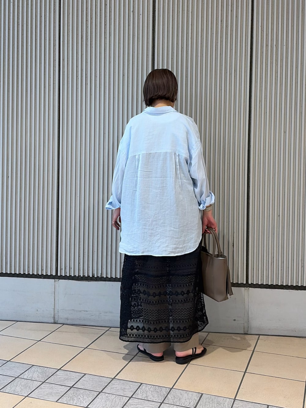 ブルー系のシャツ/ブラウス、ブラック系のワンピース、ベージュ系のその他パンツを着用したレディースの夏コーディネートの3枚目の写真