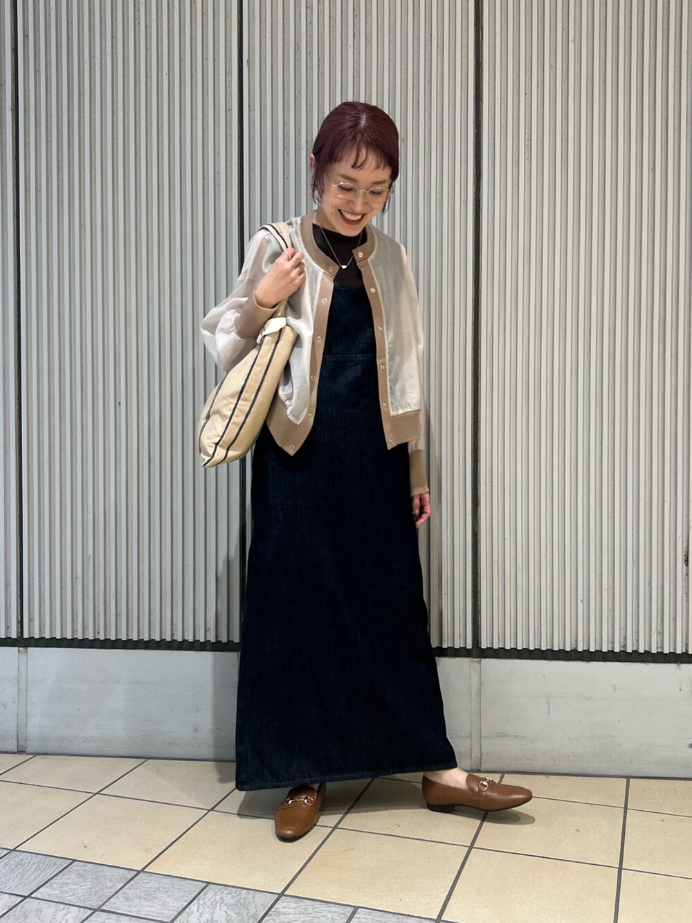 ブルー系のワンピース、ベージュ系のブルゾン、ブラウン系のパンプスを着用したレディースの秋コーディネートの5枚目の写真