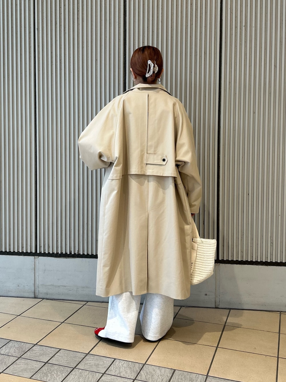 ホワイト系のカーディガン/ボレロ、レッド系のスニーカー、ホワイト系のトートバッグを着用したレディースの春コーディネートの2枚目の写真