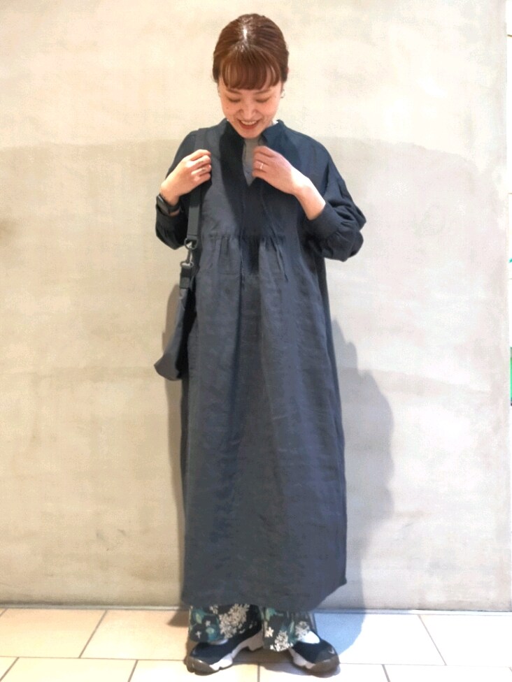 ブラック系のワンピース、ブラック系のその他パンツ、グレー系のTシャツ/カットソーを着用したレディースの春コーディネートの2枚目の写真