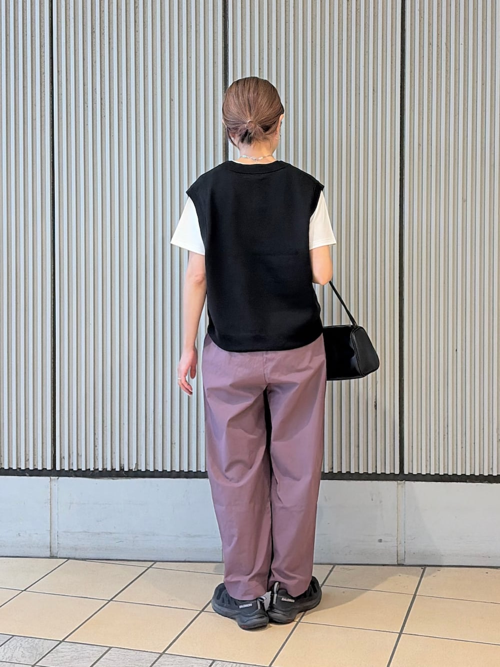 ブラック系のベスト、ホワイト系のTシャツ/カットソー、パープル系のその他パンツを着用したレディースの夏コーディネートの3枚目の写真