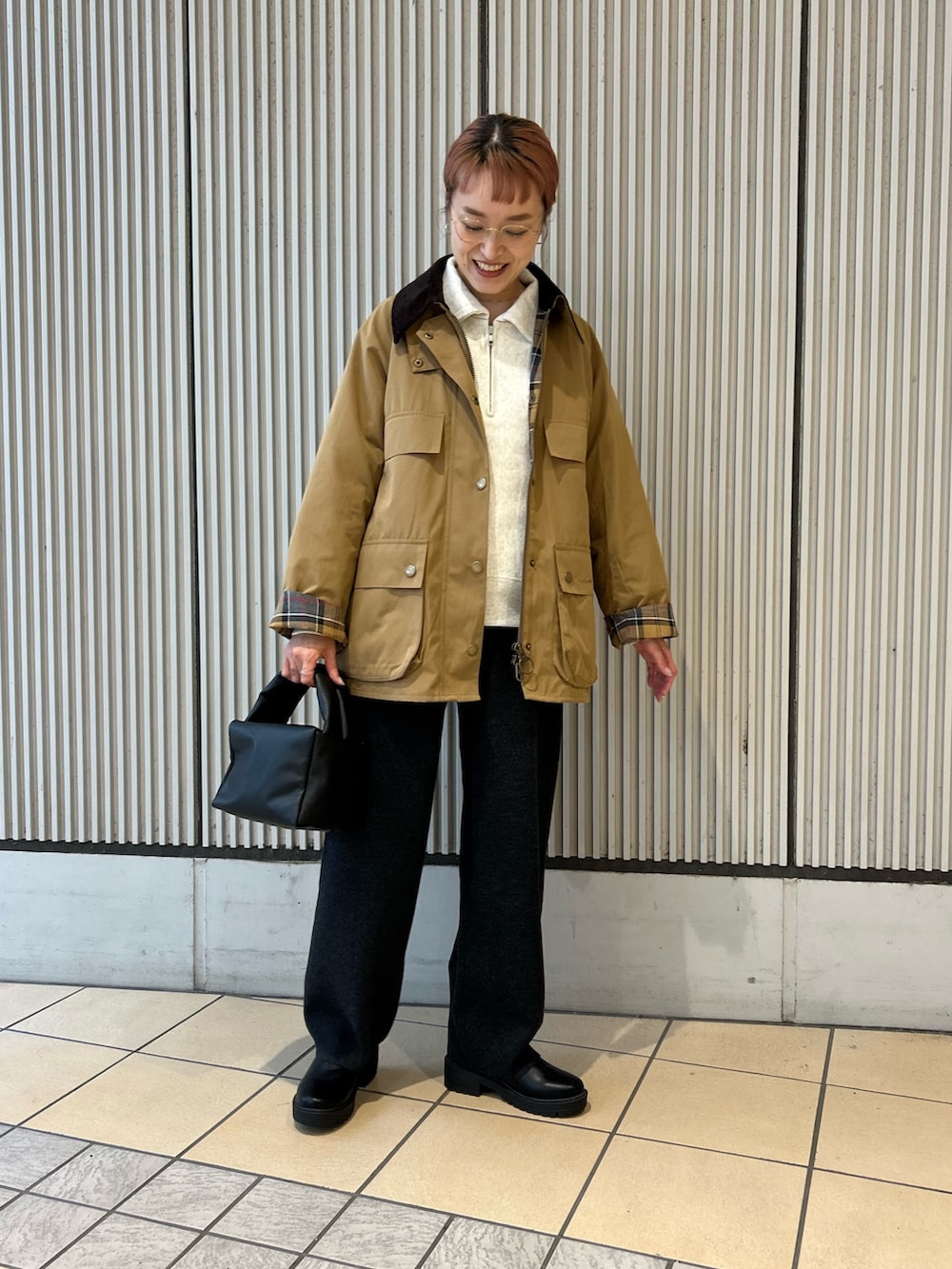 ベージュ系のその他アウター、ベージュ系のスウェット、グレー系のその他パンツを着用したレディースの秋コーディネートの4枚目の写真