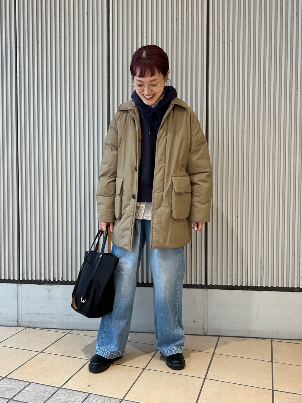 ブルー系のパーカー、ベージュ系のその他アウター、ホワイト系のシャツ/ブラウスを着用したレディースの秋コーディネートの3枚目の写真