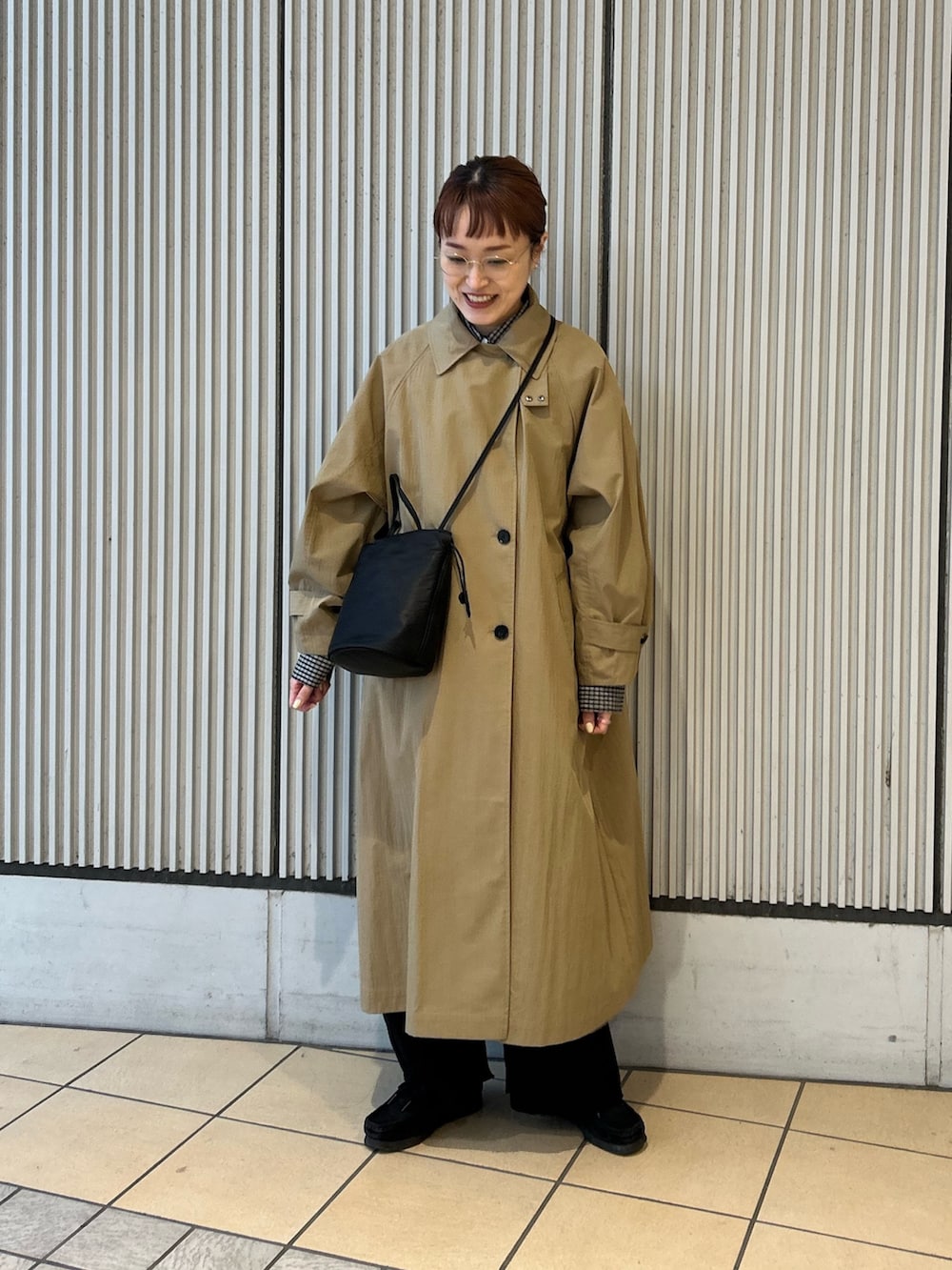 ベージュ系のトレンチコート、ブラック系のシャツ/ブラウス、ブラック系のその他パンツを着用したレディースの冬コーディネートの4枚目の写真