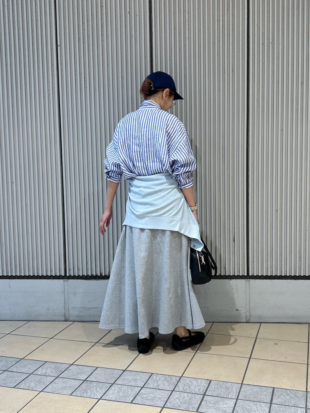 その他のシャツ/ブラウス、ブルー系のカーディガン/ボレロ、ブラック系のスニーカーを着用したレディースの春コーディネートの3枚目の写真