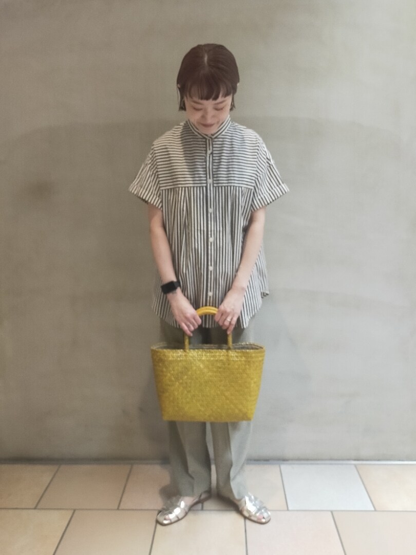 ブラック系のシャツ/ブラウス、グリーン系のその他パンツ、シルバー系のサンダルを着用したレディースの春コーディネートの2枚目の写真