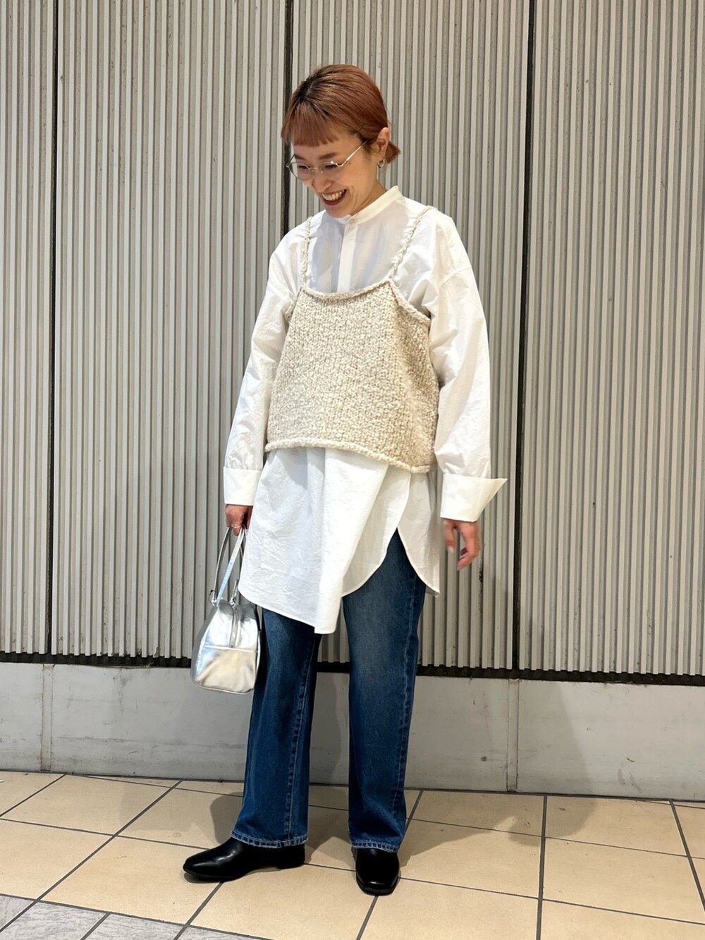 ホワイト系のシャツ/ブラウス、ベージュ系のニット/セーター、ブラック系のブーツを着用したレディースの秋コーディネートの3枚目の写真