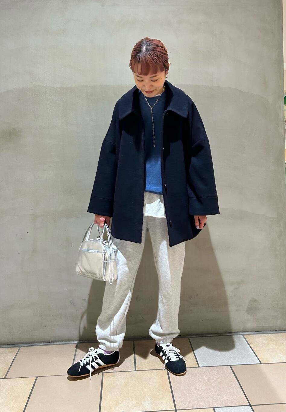 ブルー系のニット/セーター、ブルー系のその他アウター、シルバー系のショルダーバッグを着用したレディースの冬コーディネートの4枚目の写真