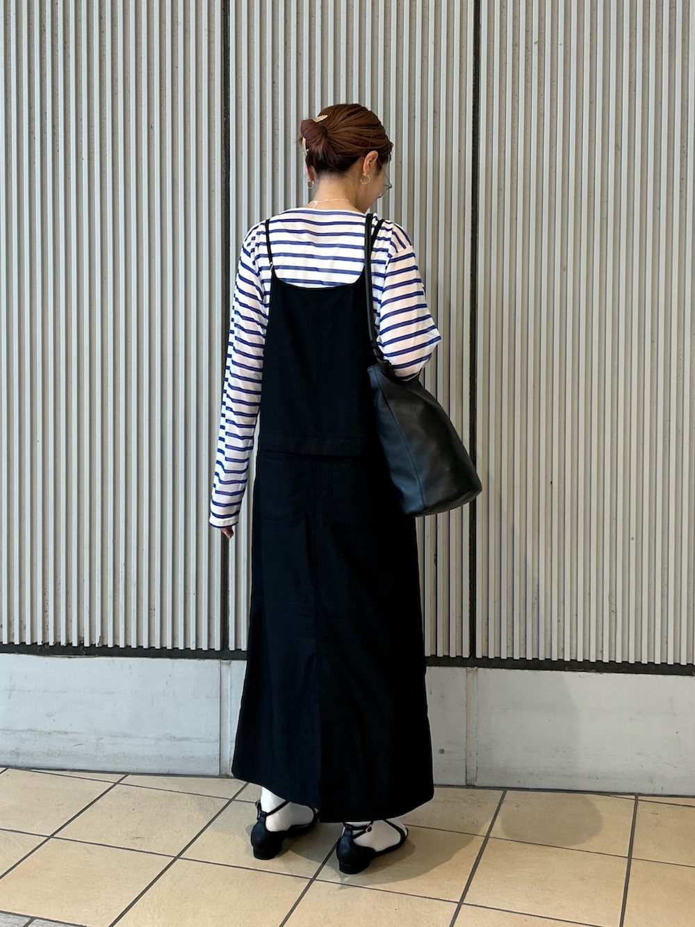 ブラック系のサンダル、ブルー系のTシャツ/カットソー、ブラック系のワンピースを着用したレディースの春コーディネートの3枚目の写真