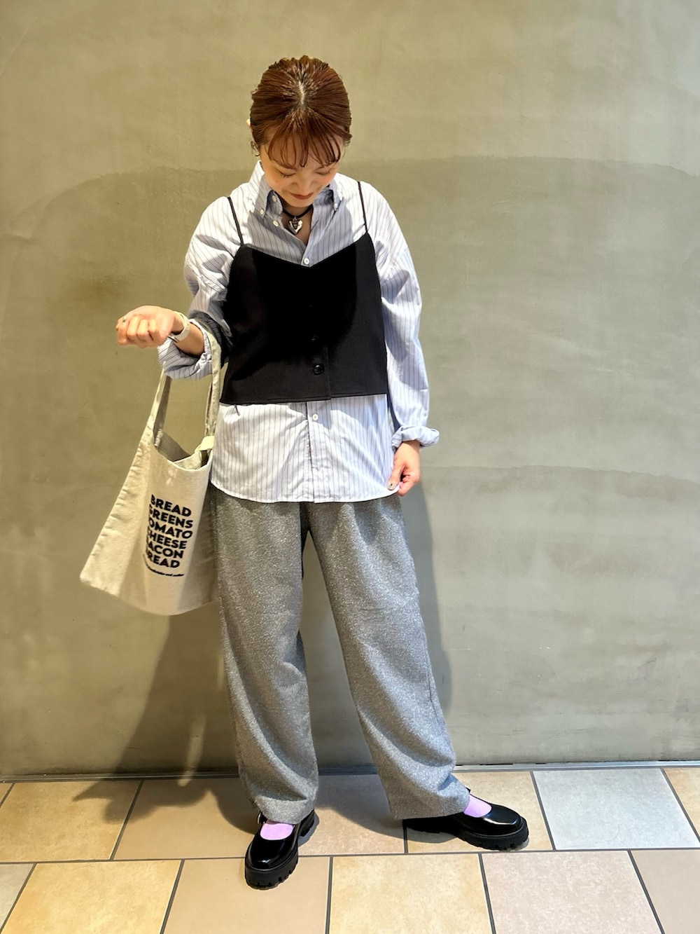 ブルー系のトップス、グレー系のその他トップス、グレー系のその他パンツを着用したレディースの秋コーディネートの2枚目の写真