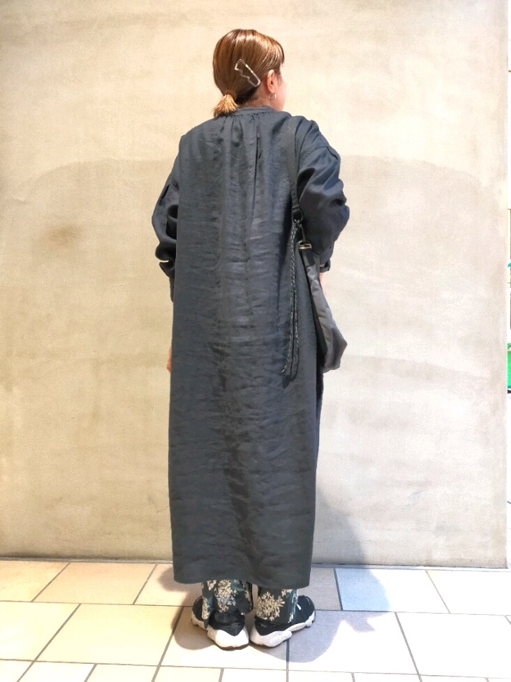 ブラック系のワンピース、ブラック系のその他パンツ、グレー系のTシャツ/カットソーを着用したレディースの春コーディネートの4枚目の写真