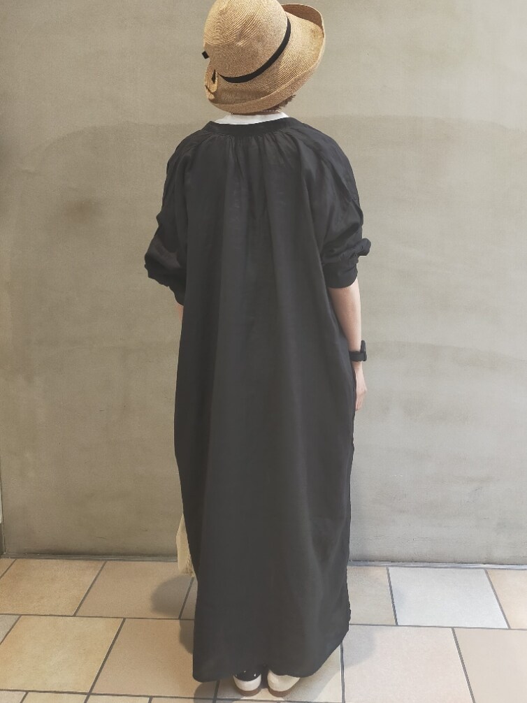 ブラック系のワンピース、ホワイト系のTシャツ/カットソー、ブラック系のその他パンツを着用したレディースの夏コーディネートの4枚目の写真