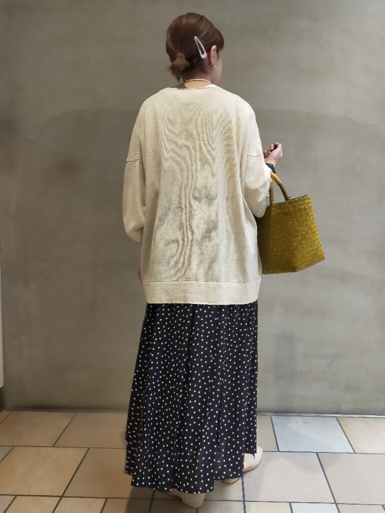 ベージュ系のカーディガン/ボレロ、ホワイト系のTシャツ/カットソー、ブラック系のスカートを着用したレディースの夏コーディネートの3枚目の写真