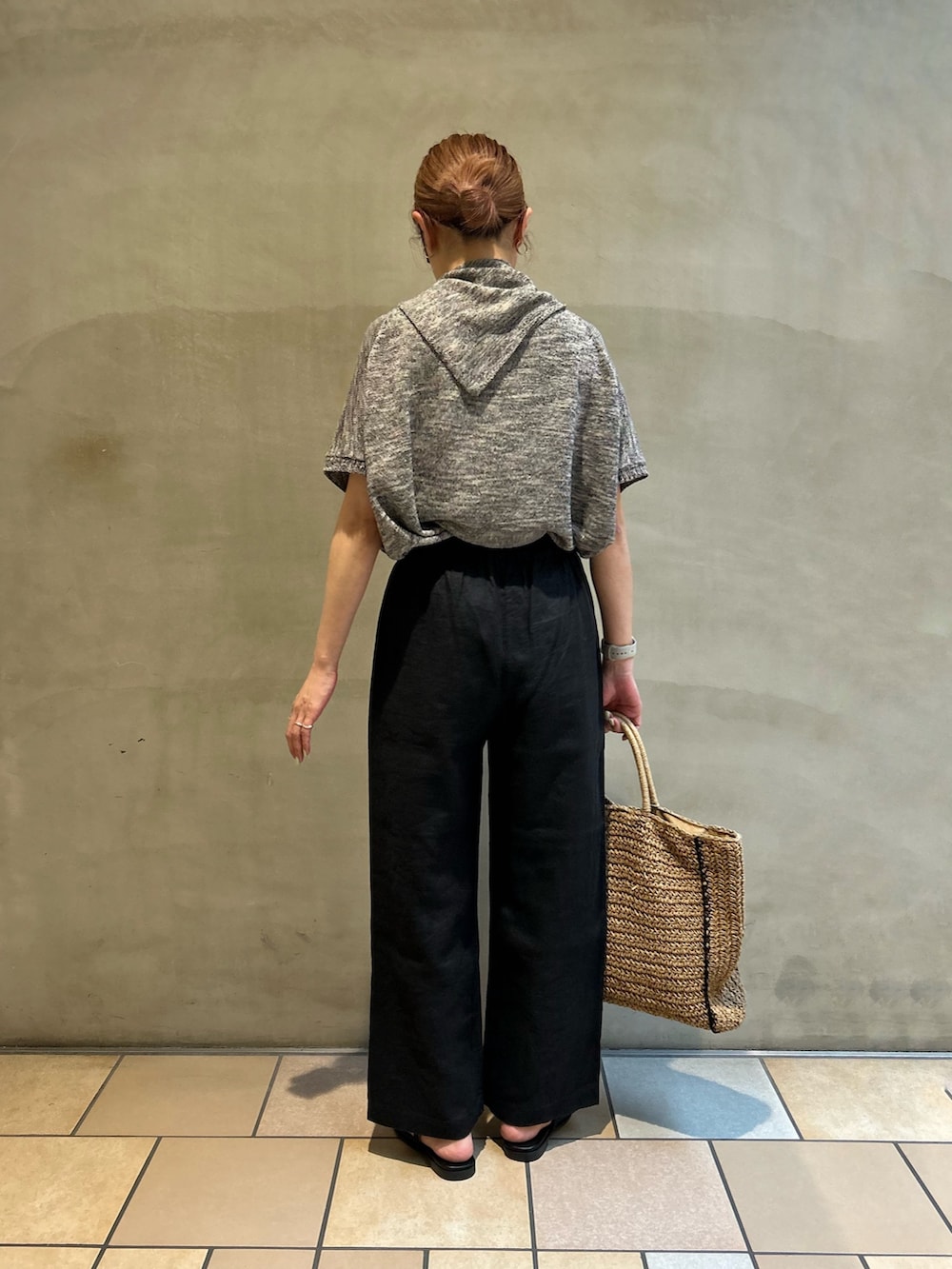 ブラック系のその他パンツ、ブラック系のサンダル、ベージュ系のトートバッグを着用したレディースの春コーディネートの3枚目の写真