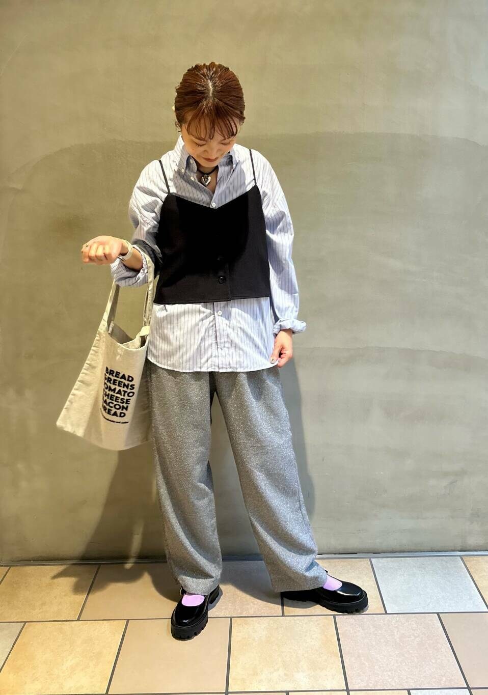 グレー系のその他パンツ、グレー系のトートバッグ、ブルー系のシャツ/ブラウスを着用したレディースの秋コーディネートの5枚目の写真