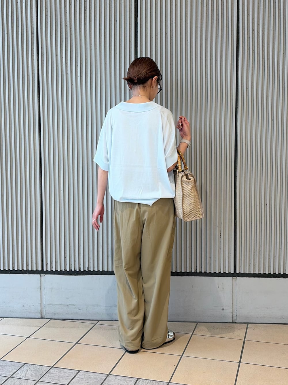 ブルー系のニット/セーター、ベージュ系のその他パンツ、シルバー系のサンダルを着用したレディースの夏コーディネートの2枚目の写真