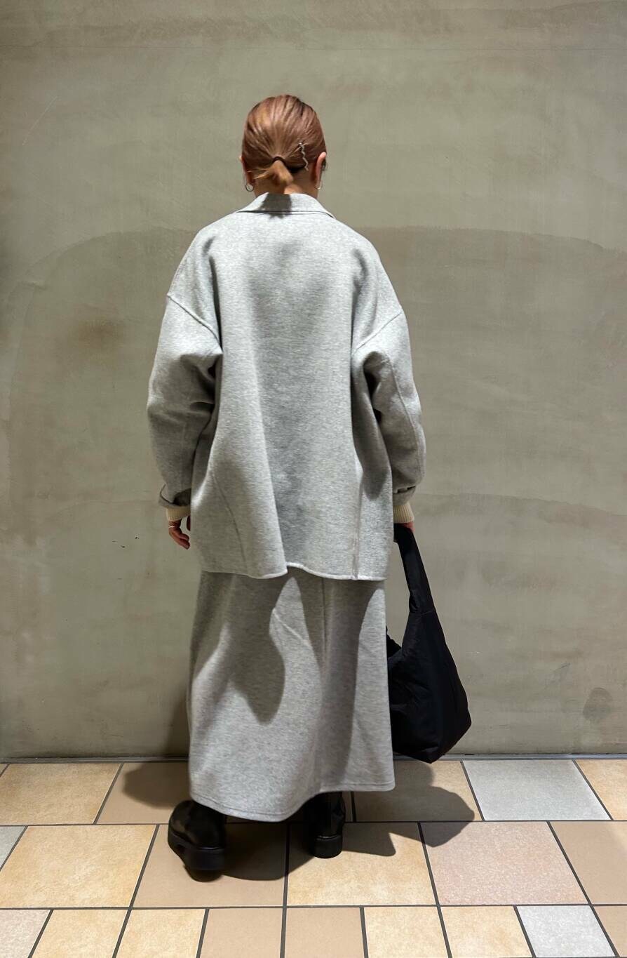 グレー系のその他アウター、ブラック系のブーツ、ブラック系のトートバッグを着用したレディースの冬コーディネートの3枚目の写真