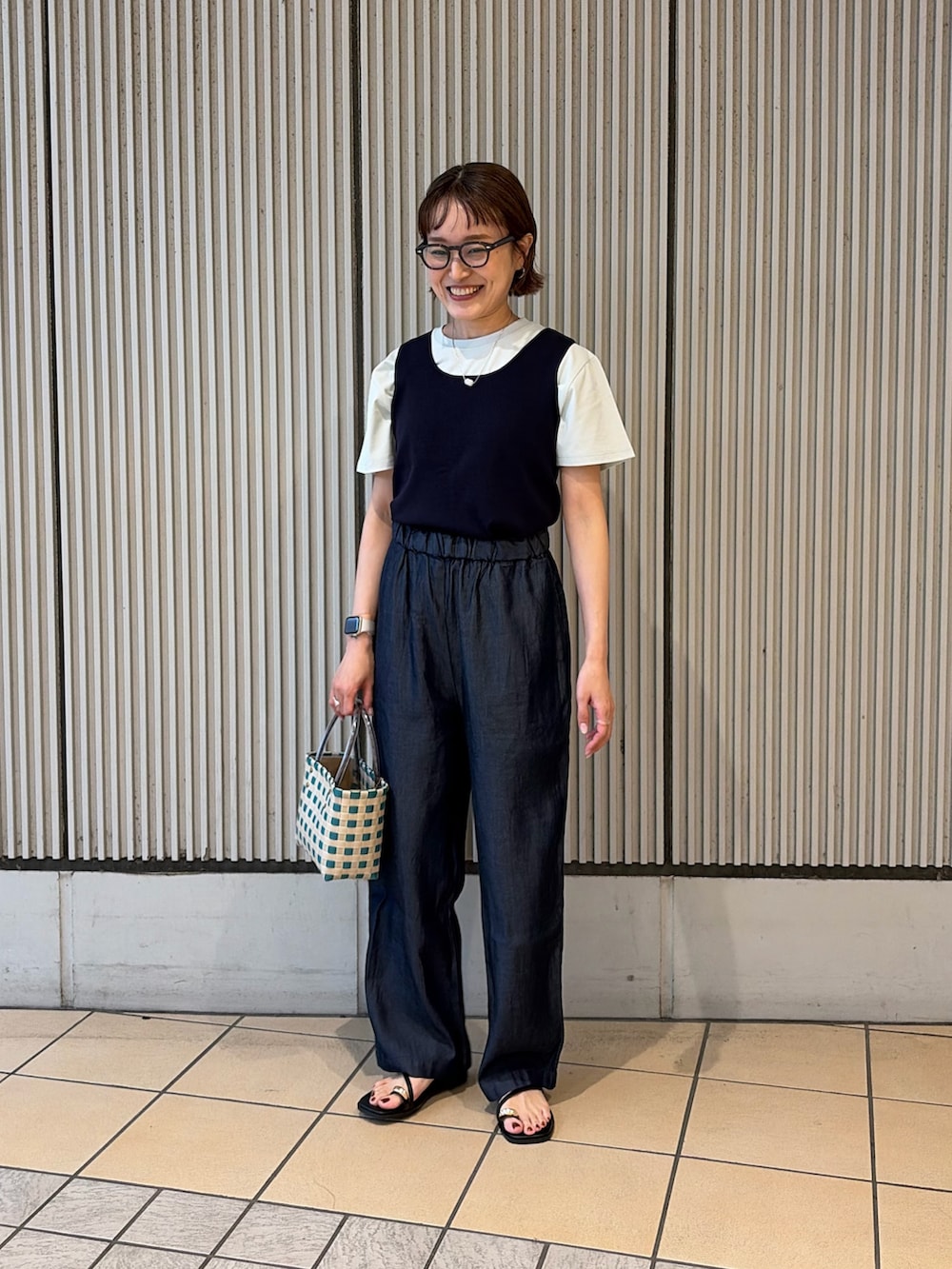 ブルー系のタンクトップ、ブルー系のTシャツ/カットソー、ブルー系のデニムパンツを着用したレディースの夏コーディネートの4枚目の写真