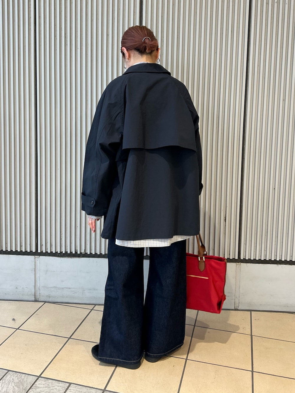 ブルー系のデニムパンツ、ブルー系のステンカラーコート、ブルー系のシャツ/ブラウスを着用したレディースの冬コーディネートの2枚目の写真