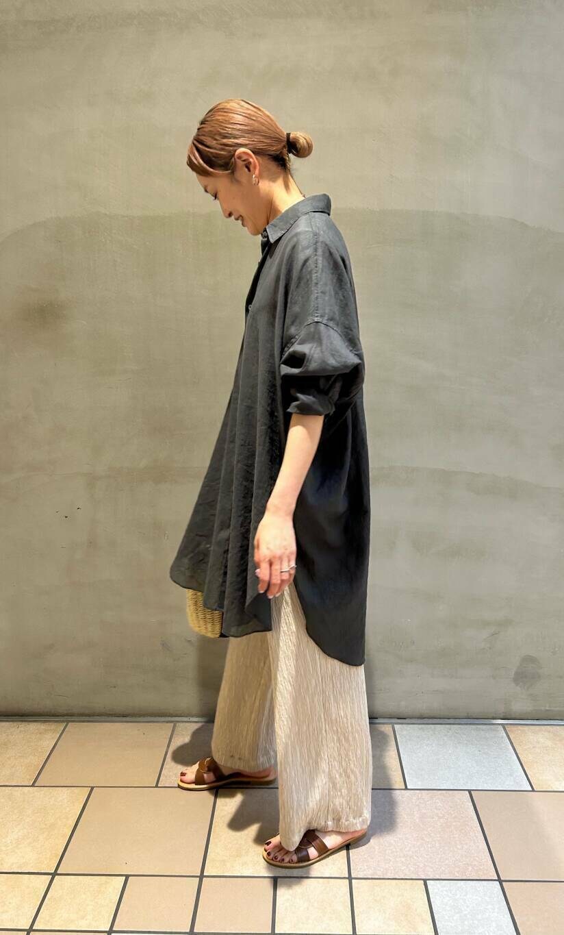 グリーン系のシャツ/ブラウス、ブラウン系のサンダル、ベージュ系のその他パンツを着用したレディースの春コーディネートの2枚目の写真