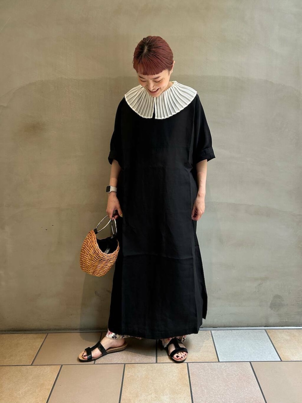 ブラック系のワンピース、ピンク系のその他パンツ、イエロー系のショルダーバッグを着用したレディースの夏コーディネートの2枚目の写真