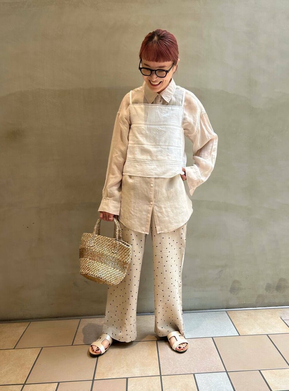 ベージュ系のその他パンツ、ホワイト系のキャミソール、ベージュ系のシャツ/ブラウスを着用したレディースの夏コーディネートの2枚目の写真