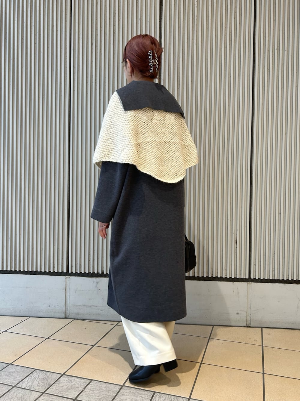 グレー系のワンピース、ホワイト系のその他パンツ、ブラック系のボストンバッグを着用したレディースの秋コーディネートの2枚目の写真