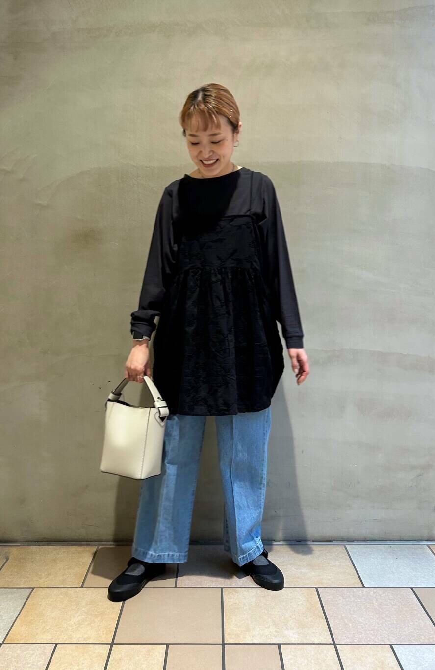 ブラック系のキャミソールを着用したレディースの春コーディネートの2枚目の写真