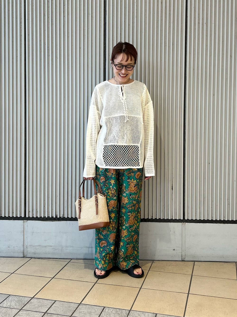 グリーン系のその他パンツ、ホワイト系のニット/セーター、イエロー系のショルダーバッグを着用したレディースの春コーディネートの4枚目の写真