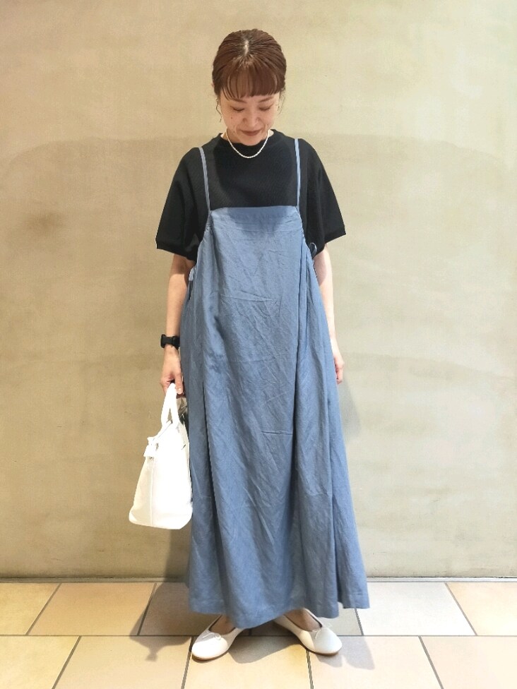 ブラック系のTシャツ/カットソー、ブルー系のワンピース、ホワイト系のトートバッグを着用したレディースの夏コーディネートの2枚目の写真