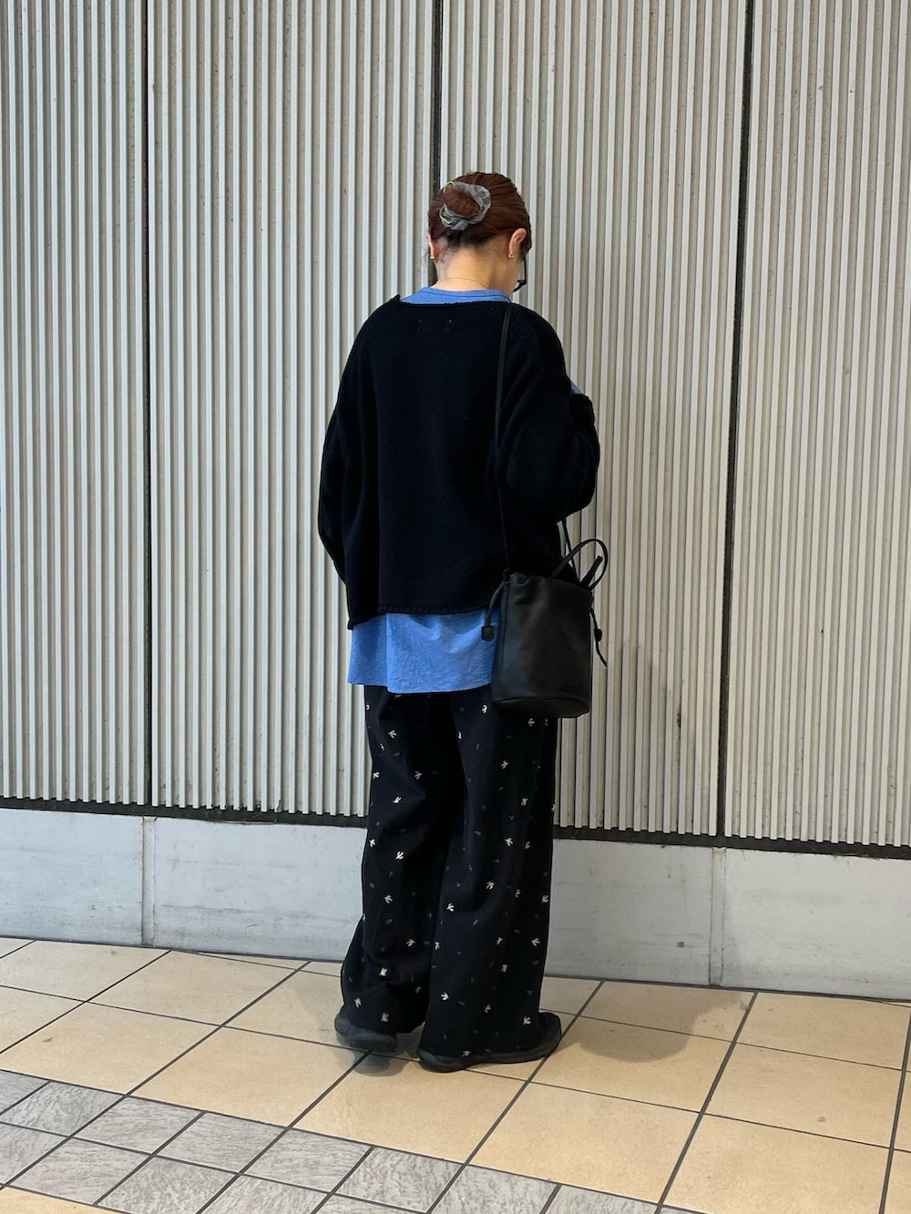 ブラック系のその他パンツ、ブルー系のシャツ/ブラウス、ブラック系のカーディガン/ボレロを着用したレディースの冬コーディネートの2枚目の写真