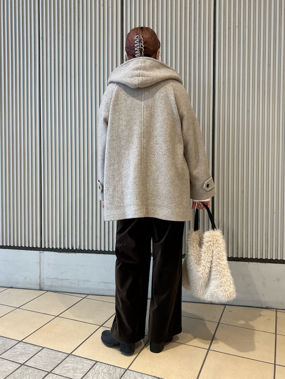 ホワイト系のニット/セーター、ブラウン系のその他パンツ、ブラック系のブーツを着用したレディースの秋コーディネートの3枚目の写真