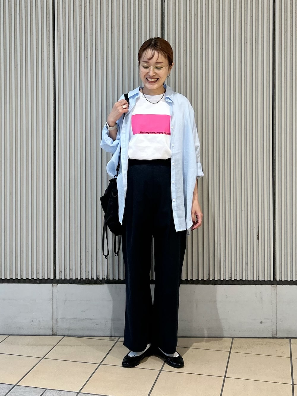 ブルー系のその他パンツ、ブルー系のシャツ/ブラウス、ブラック系のショルダーバッグを着用したレディースの夏コーディネートの4枚目の写真