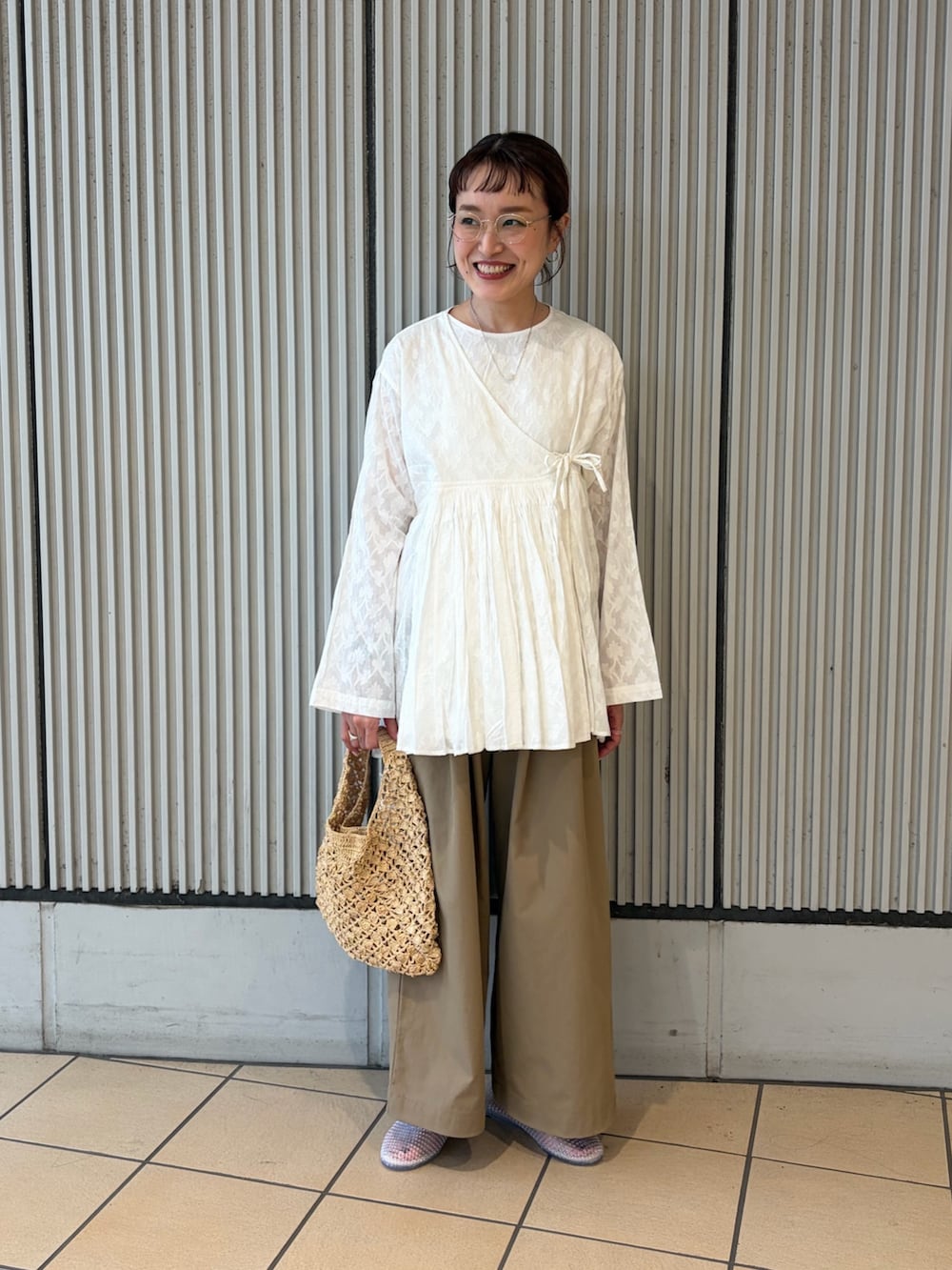 ホワイト系のシャツ/ブラウス、ベージュ系のその他パンツ、その他のバレエシューズを着用したレディースの夏コーディネートの3枚目の写真
