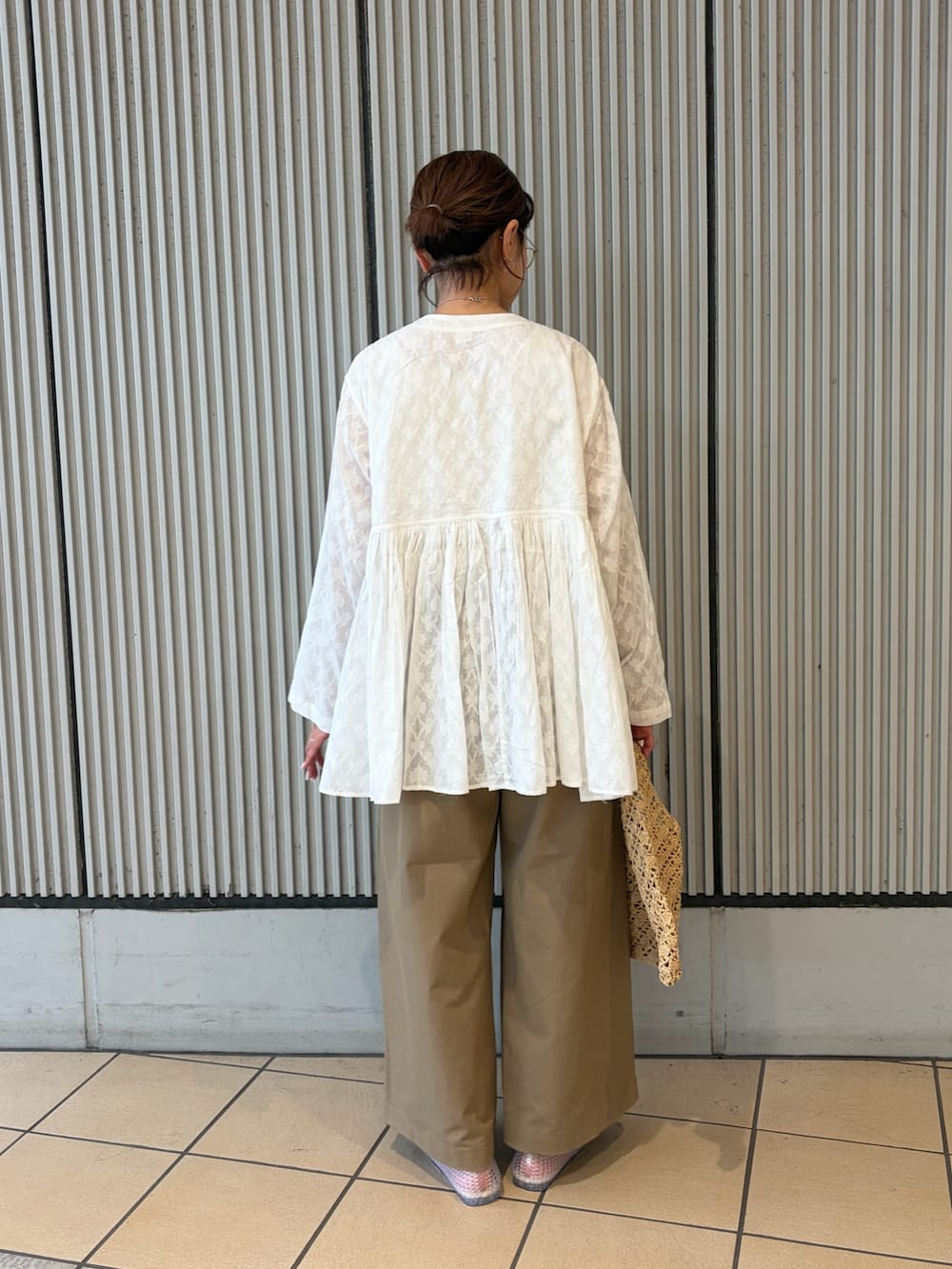 ホワイト系のシャツ/ブラウス、ベージュ系のその他パンツ、その他のバレエシューズを着用したレディースの夏コーディネートの2枚目の写真