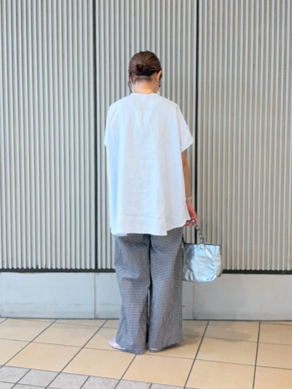 ブルー系のシャツ/ブラウス、ブラック系のその他パンツ、その他のサンダルを着用したレディースの夏コーディネートの3枚目の写真