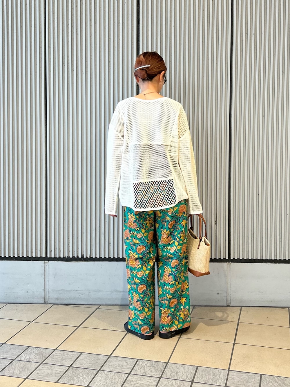 グリーン系のその他パンツ、ホワイト系のニット/セーター、イエロー系のショルダーバッグを着用したレディースの春コーディネートの3枚目の写真