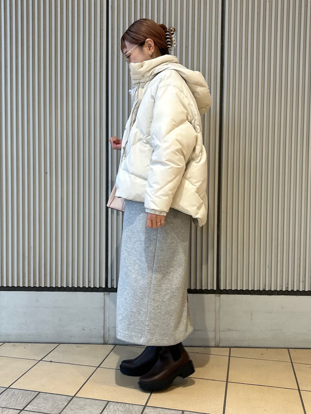 グレー系のワンピース、その他のシャツ/ブラウス、ホワイト系のダウンジャケット/コートを着用したレディースの冬コーディネートの4枚目の写真