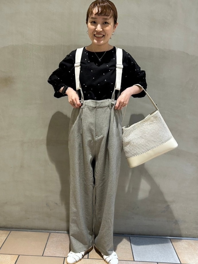 「春夏コーデ、シンプル、カジュアルコーデ、パンツスタイル、大人カジュアル、アーバンリサーチドアーズ、ママコーデ」｜「URBAN RESEARCH DOORSの刺繍ドットハーフスリーブブラウス（シャツ/ブラウス、ブラック系）」を使った、mayouedaさん（レディース・156cm）の春コーディネートの2枚目の写真